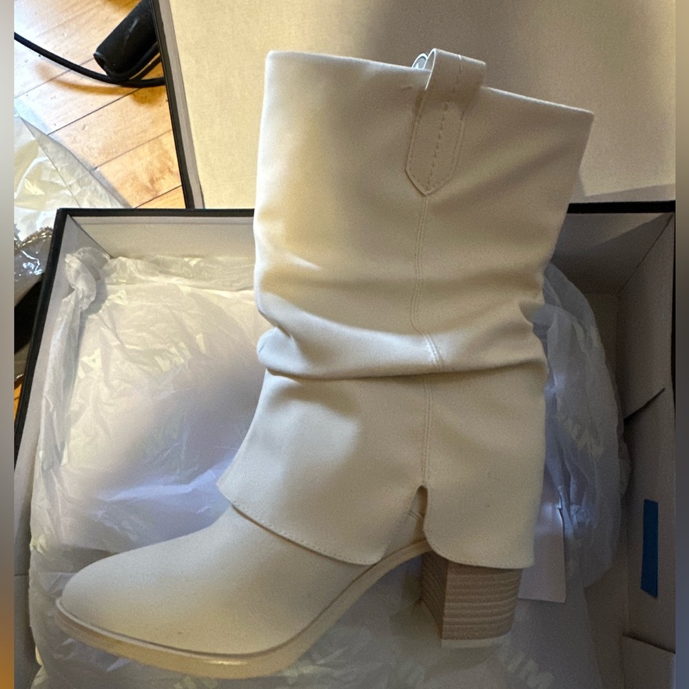 Size 8 boots MIA